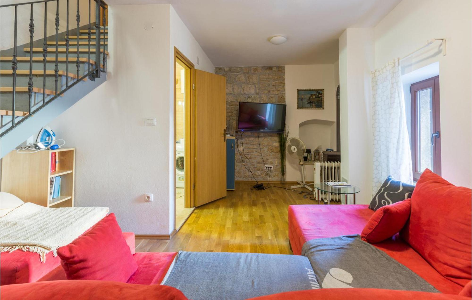 2 Bedroom Stunning Home In Bale Esterno foto
