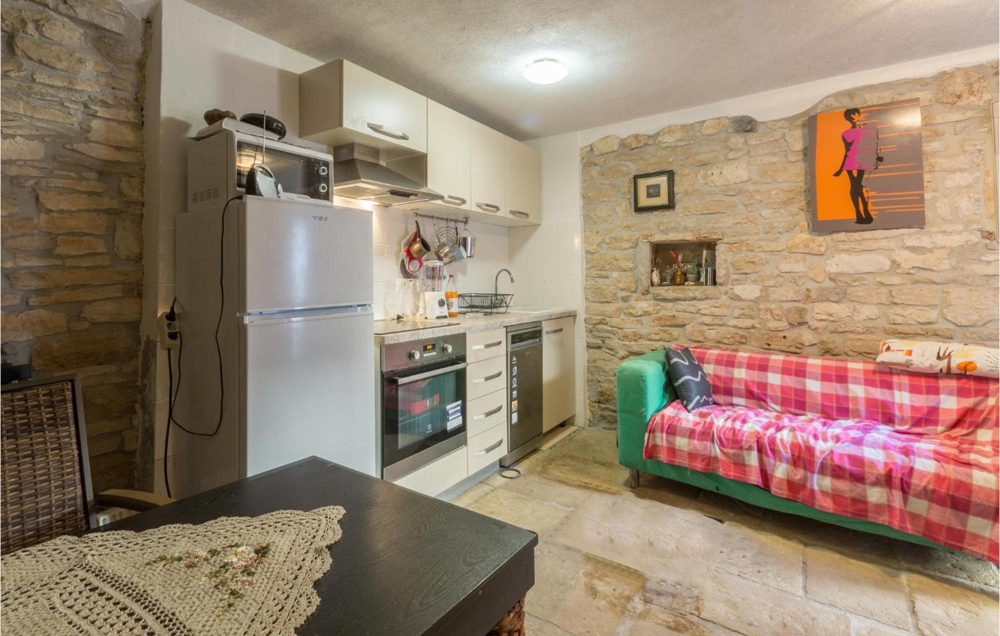 2 Bedroom Stunning Home In Bale Esterno foto